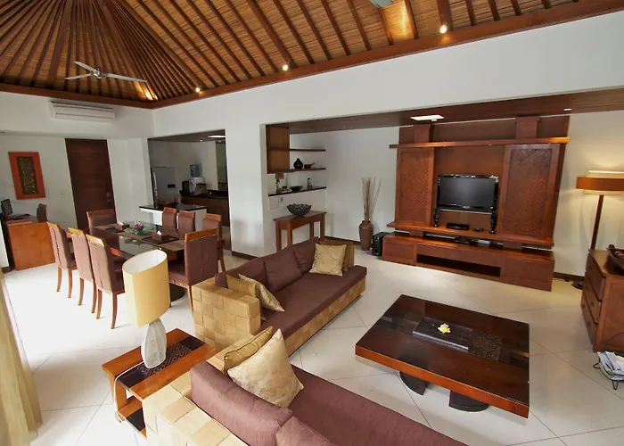 Seriska Satu Sanur,a Luxury 4-bedroom Villa, 5 Mins Walk To Icon Mall, & 24hrs Security Villa