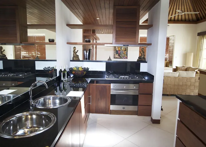 Villa Seriska Satu Sanur,a Luxury 4-bedroom Villa, 5 Mins Walk To Icon Mall, & 24hrs Security *