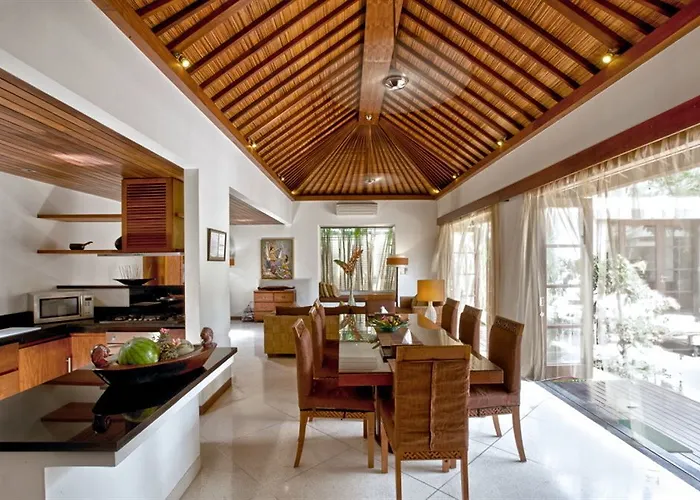 Seriska Satu Sanur,a Luxury 4-bedroom Villa, 5 Mins Walk To Icon Mall, & 24hrs Security Villa Sanur