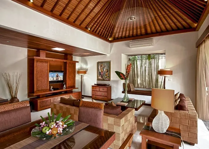 Villa Seriska Satu Sanur,a Luxury 4-bedroom Villa, 5 Mins Walk To Icon Mall, & 24hrs Security *